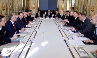 Cuộc họp của các quan chức Mỹ và Ukraine tại Paris ngày 17/4. (Ảnh: WSJ)