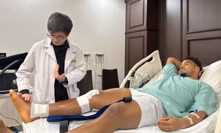 Bác sĩ kiểm tra tình trạng của cầu thủ Xuân Son sau mổ