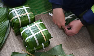 Những người lính áo xanh trổ tài gói bánh chưng đón Tết Nguyên đán