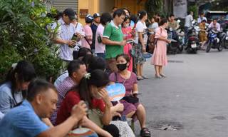 Thí sinh đến sớm tại điểm thi, phụ huynh thấp thỏm ngoài cổng