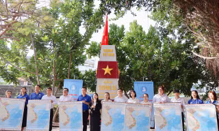 Bạn trẻ Khánh Hòa xúc động chào cờ bên mô hình cột mốc Trường Sa