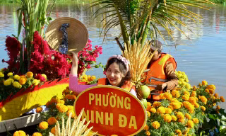 Hội đua thuyền trên sông Dinh