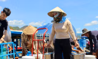 Vỡ đường ống vượt biển, hàng nghìn người dân Nha Trang xếp hàng giữa trưa nắng 
