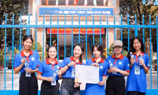 Gần 800 tình nguyện viên ở Khánh Hòa 'phủ xanh' các điểm thi