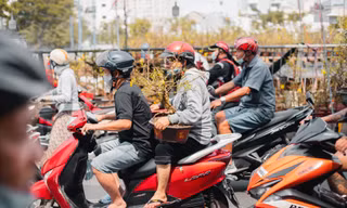 Tạm gác những âu lo, khắp nơi trên cả nước đều tràn ngập niềm vui “chở Tết về nhà“