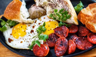 Ở nhà ăn Tết: Làm thế nào để món lạp xưởng chiên trở thành "cạ cứng" của bánh tét và bánh chưng?