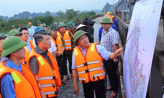 Trưởng Ban Tổ chức Trung ương và Phó Thủ tướng thị sát rốn lũ trên sông Hoàng Long