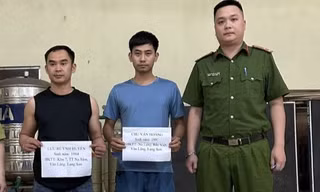 Hai đối tượng tại cơ quan công an. 