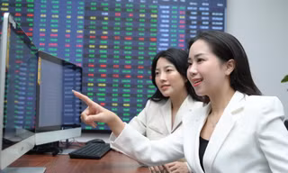 Cổ phiếu ngân hàng đua trần, lãnh đạo và người nhà mạnh tay 'gom'