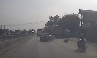 Tài xế Huyndai Kona có dấu hiệu say rượu bất ngờ tông vào hai người đi xe máy rồi bỏ chạy