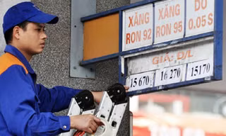 Giá xăng giữ nguyên, giá dầu giảm nhẹ