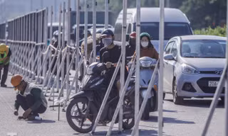 Dựng rào chắn thi công đường đua F1