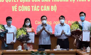 Các lãnh đạo, sở ngành vừa được luân chuyển, bổ nhiệm nhận Quyết định, hoa của lãnh đạo tỉnh Cao Bằng. Ảnh: Q. Anh 