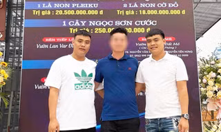 Cặp song sinh Giang, Thanh (hai bên áo trắng) tại buổi giao dịch lan đột biến hàng trăm tỷ đồng 