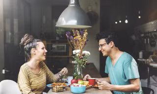 Crush rủ nhóm bạn đến “ăn chùa” buổi hẹn hò, pha xử lý của anh chàng này gây tranh cãi