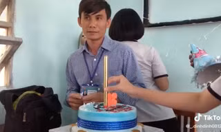 Phản ứng dễ thương của thầy giáo khi được teen tổ chức sinh nhật nhưng lại... nhầm ngày