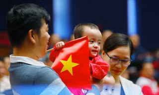 Cặp chị em sinh đôi Trúc Nhi - Diệu Nhi xuất hiện xúc động trong Đại hội Thi đua yêu nước