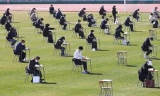 Cách học sinh Hàn Quốc làm bài thi giữa mùa dịch COVID-19