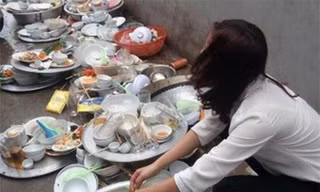 Cô gái về ra mắt bị bắt rửa 15 mâm bát, bạn trai còn nhắc “Đừng để anh mất mặt“