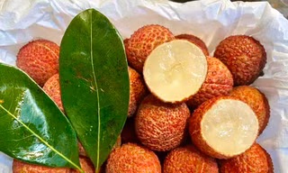 Vải thiều Trung Quốc 'đổ bộ' chợ Việt, giá cao không tưởng
