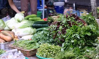 Chợ sớm sau bão: Vắng bóng tiểu thương, rau xanh tăng gấp rưỡi 