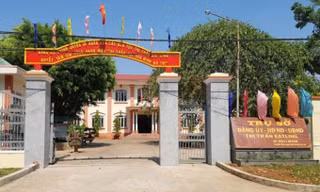 Bản tin 8H: Được điều động làm bí thư xã vẫn giữ chức chủ tịch HĐND thị trấn