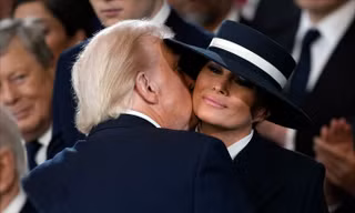 Ngôn ngữ cơ thể của vợ chồng ông Trump ở lễ nhậm chức