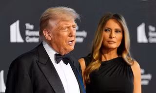 Phớt lờ sự phản đối, ông Trump cùng bà Melania dự thảm đỏ