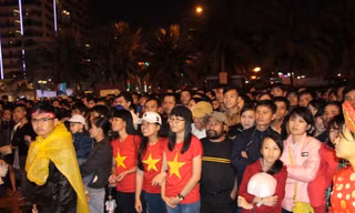 Hàng nghìn người đội mưa ra bờ biển xem pháo hoa