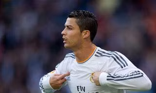 Đồng đội ấn 'bóng vàng' vào tay Ronaldo