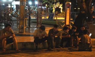 Giới trẻ Sài thành mải mê 'truy bắt' Pokémon trong đêm