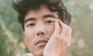 Nam thần gốc Á “trông hao hao” rapper Khói của “The Umbrella Academy” là ai?