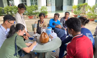 Cứu 5 thuyền viên nước ngoài trên tàu cá bị sóng đánh chìm