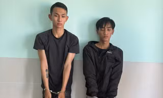 Người phụ nữ chở con nhỏ bị hai đối tượng dùng mã tấu đe doạ cướp tiền và xe 