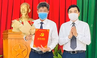 Ông Nguyễn Hoài Anh trao quyết định và tặng hoa chúc mừng ông Nguyễn Minh giữ chức Phó Chủ tịch UBND tỉnh Bình Thuận.
