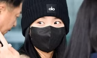 Jisoo trùm kín mặt sau tin rời BlackPink
