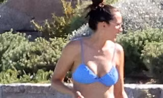 Thần Sấm thân thiết với gái lạ trong tiệc bikini