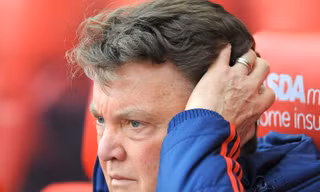 Các CĐV yêu cầu M.U sa thải Van Gaal.