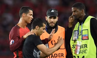 Một CĐV Bồ Đào Nha vào sân để chụp ảnh với Ronaldo.