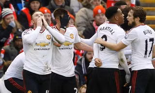 Các cầu thủ M.U đã tranh cãi trong giờ nghỉ trận đấu với Liverpool.