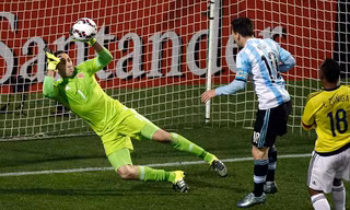 Ospina từ chối bàn thắng mười mươi của Messi.