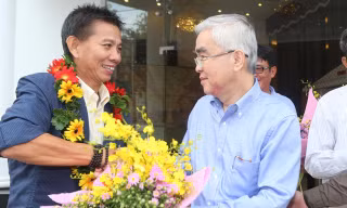 Chủ tịch VFF ra đón U19 Việt Nam.