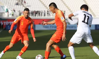 Zhang Linpeng phải mặc áo dài tay khi thi đấu để che đi hình xăm trên cơ thể.