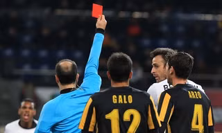 Berbatov nhận thẻ đỏ lần đầu tiên sau 14 năm.