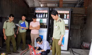 Cơ quan chức năng tỉnh Đắk Lắk kiểm tra các cơ sở kinh doanh xăng dầu (Ảnh: A.X)