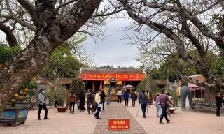 Đền Trần Nam Định rất vắng trong ngày khai ấn 14 tháng Giêng năm nay - Ảnh: Hoàng Long