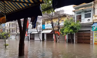 Nhà dân tại Nam Định đóng kín vì mưa ngập - Ảnh: Hoàng Long