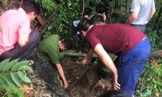 Các ngành địa phương ở Bình Gia (Lạng Sơn) cùng ông Long tìm kiếm, không thấy dấu tích của vàng. Ảnh: DC