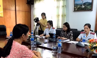 Bà H (bìa trái) nhận sai trái khi đăng tải bài viết quảng cáo trên trang cá nhân và chịu nộp phạt theo quy định .Ảnh: HV