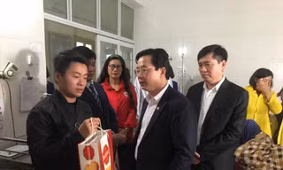 Phó Bí thư TT Tỉnh ủy Lạng Sơn Hoàng Văn Nghiệm tặng quà cho bệnh nhân đang điều trị tại bệnh viên .Ảnh: K. Thuận